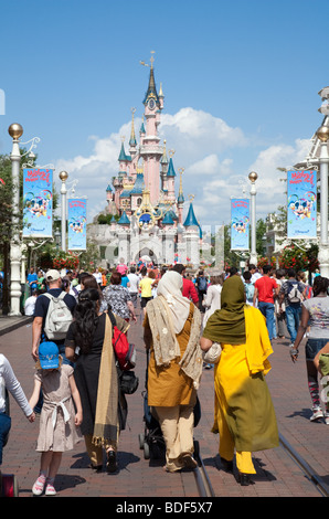 Une famille musulmane arabe à Disneyland Paris, France, Europe Banque D'Images