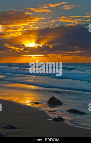 Coucher du soleil sur la plage vide Fuerteventura Canaries Espagne Banque D'Images