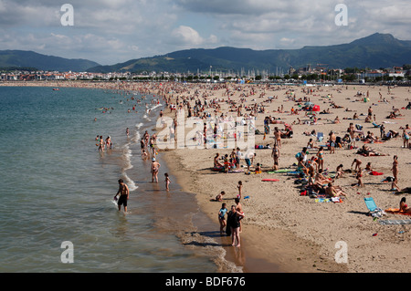 Une plage bondée à Hondarribia dans le nord de l'Espagne Banque D'Images