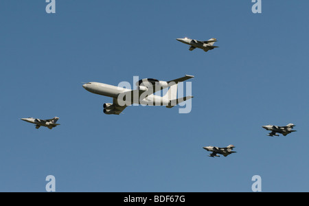 Formation de Royal Air Force E-3D Sentry, tornade F3 2x et 2x Tornado GR4 Banque D'Images