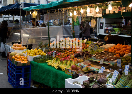 Blocage des fruits et légumes au marché de Portobello Road en début de soirée avec la lumière passant Banque D'Images
