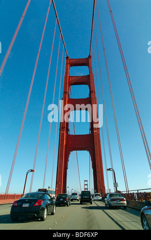 Vue sur le Golden Gate Bridge tout en le traversant. Banque D'Images