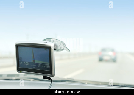 En utilisant la navigation GPS sur la route Banque D'Images