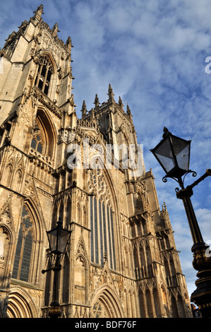 La cathédrale de York au nord de la ville historique de l'église catholique england UK attraction touristique Sentamu architecture histoire lampe ornés Banque D'Images