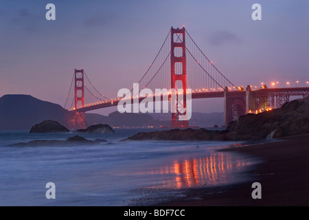 Vue du célèbre Golden Gate Bridge à partir de Baker Beach à San Francisco, Californie après le coucher du soleil. Banque D'Images