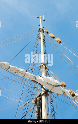 Avec la voile du mât supérieur sur ferlées yardarm, haubans, gréement, lignes et drisses Banque D'Images