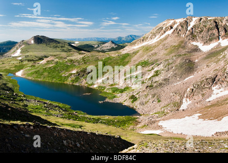 Lac alpin le long de l'autoroute Beartooth. Banque D'Images