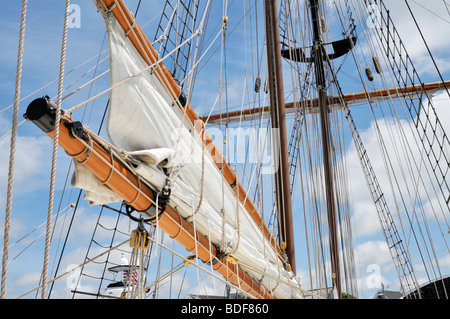 Voilier gaff et de flèche, gaff rigged, mâts et voiles ferlées avec Banque D'Images