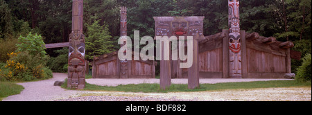 Mâts totémiques haïdas et les maisons de planches au Musée d'Anthropologie, Université de la Colombie-Britannique (UBC), Vancouver, BC, Canada Banque D'Images