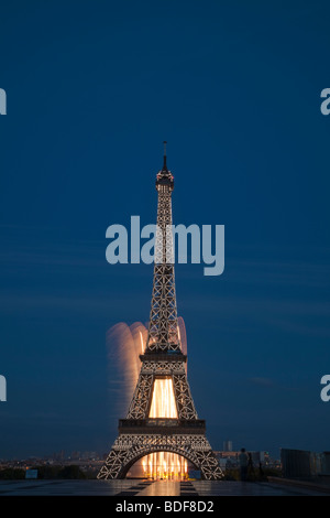 La tour Eiffel, Paris, France, ardent de lumières blanches fond bleu nuit monument illuminé en arrière-plan d'artifice 14 juillet 2009 usage éditorial Banque D'Images