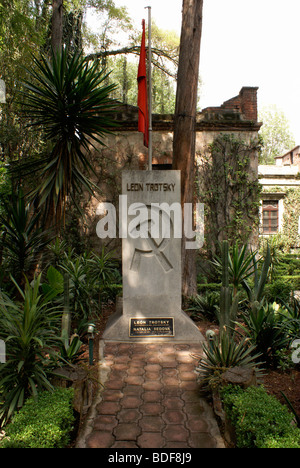 La tombe de Léon Trotsky dans le jardin de la Durit de Léon Trotsky Museum à Coyoacan, Mexico City Banque D'Images