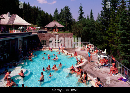 Banff Upper Hot Springs Pool minéral dans le parc national de Banff dans les Rocheuses canadiennes Alberta Canada pour l'été Banque D'Images