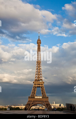 Tour Eiffel contre contrastant ciel bleu et nuages gonflés en été le 14 juillet avec un sentiment d'appartenance Banque D'Images