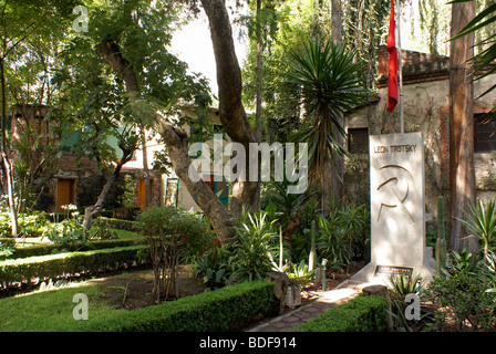 Le tombeau de Léon Trotsky et Natalia Sedova dans le jardin de la Museo Casa de Léon Trotski ou Léon Trotsky House Museum de Coyo Banque D'Images