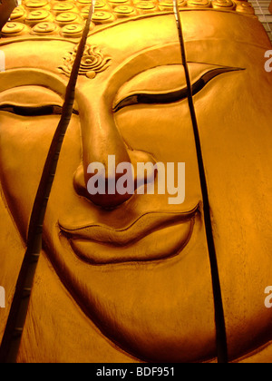 Bois sculpté peint or face Bouddha, Bangkok, Thaïlande Banque D'Images