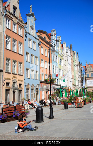 Musicien de rue dans la vieille ville d'assise langgasse et jouer de la guitare, Gdansk Pologne europe Banque D'Images