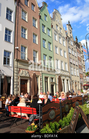 Les gens assis dans le restaurant en plein air dans la vieille ville de Gdansk, Pologne europe langgasse Banque D'Images