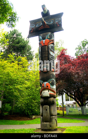 Mâts totémiques à Thunder Park à Victoria sur l'île de Vancouver en Colombie-Britannique, Canada Banque D'Images