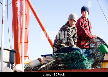 Les jeunes pêcheurs de plaid shirts avec des filets de pêche à la voile Banque D'Images