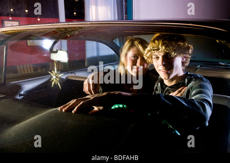 Les jeunes adolescents affectueux couple sitting in car ensemble Banque D'Images