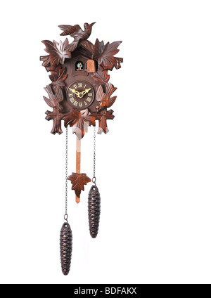 Cuckoo Clock isolé sur un fond blanc avec des poids suspendus Banque D'Images