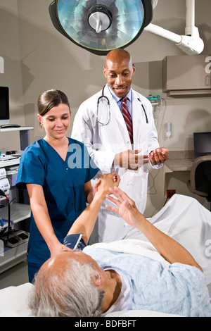 Doctor and nurse with patient Banque D'Images