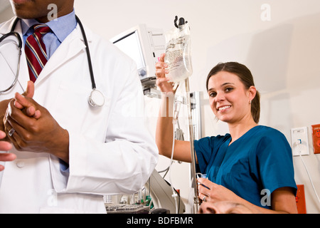 Infirmière avec sac IV et à l'hôpital médecin salle de réveil Banque D'Images