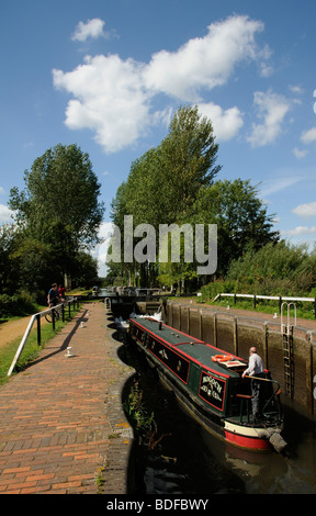 15-04 Kennet & Avon Canal entrant de stationnement au quai d'Aldermaston Berkshire England UK Banque D'Images