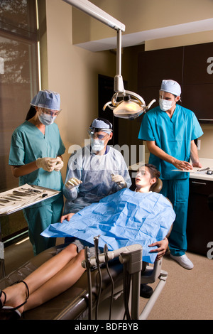 Dentiste et les assistants dentaires avec patient Banque D'Images