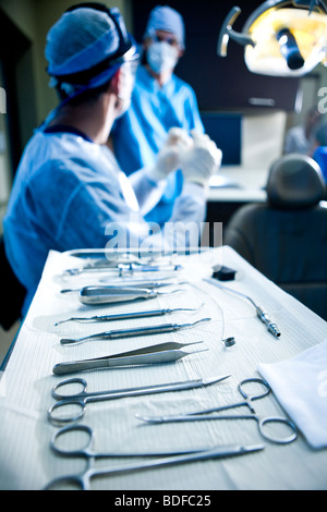 Close-up du bac d'instruments dentaires, dentiste en arrière-plan Banque D'Images