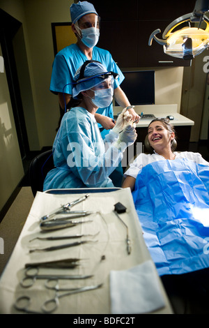 Portrait de dentiste et assistants travaillant sur patient Banque D'Images
