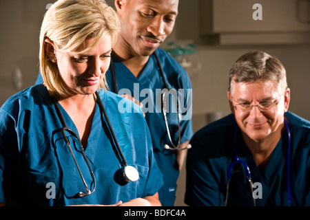 Close up of multi-ethnic doctors in blue scrubs Banque D'Images