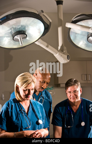 Close up of multi-ethnic doctors in blue scrubs Banque D'Images