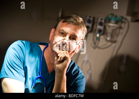 Portrait of middle-aged doctor in scrubs Banque D'Images