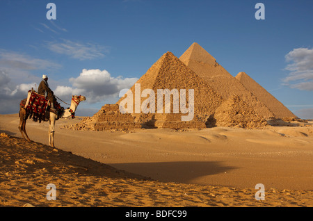 Pyramides de Gizeh en fin d'après-midi la lumière Banque D'Images