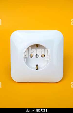 L'électricité, jaune power point blanc sur mur jaune Banque D'Images