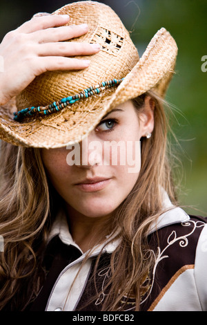 Pretty young woman wearing straw cowboy hat Banque D'Images