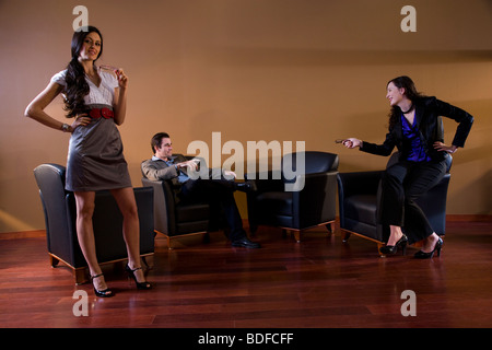 Femme debout avec deux people en arrière-plan Banque D'Images