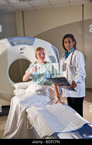 Portrait du médecin et du patient à la recherche de résultats de CAT scan Banque D'Images