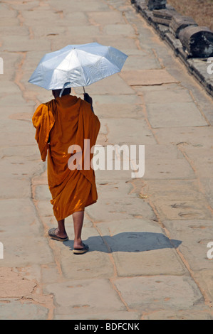 Moine avec un parasol, Angkor Wat, au Cambodge, en Asie Banque D'Images