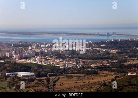 Vue aérienne de la ville de Setubal, avec l'estuaire du fleuve Sado, la péninsule de Troia et l'océan Atlantique. Banque D'Images