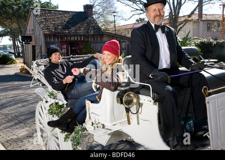 Jeune couple riding en calèche Banque D'Images