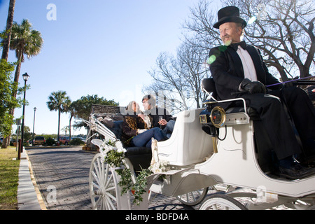 Jeune couple riding en calèche Banque D'Images