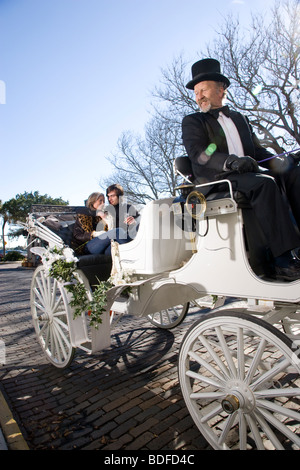 Jeune couple riding en calèche Banque D'Images