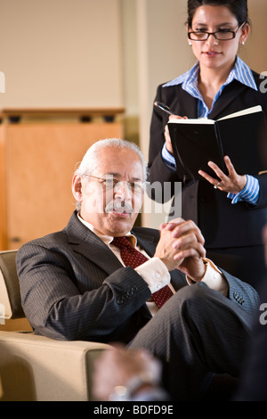 Portrait of young Hispanic woman it assistant derrière Banque D'Images