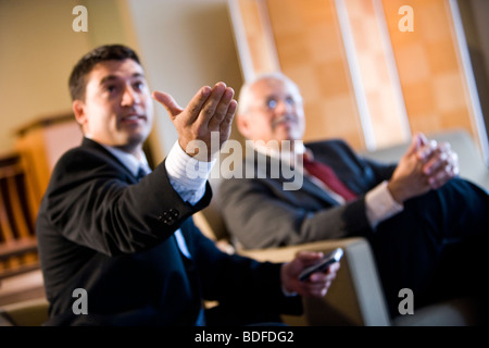 Les dirigeants d'hispaniques meeting in office Banque D'Images