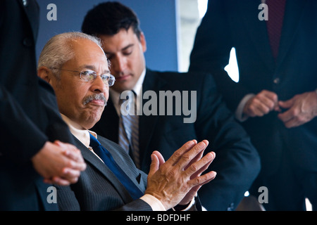 Portrait of senior Hispanic businessman avec des collègues Banque D'Images
