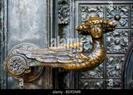 Kölner Dom / Cologne Cathédrale gothique en Allemagne. Libre de angel poignée de porte. Banque D'Images