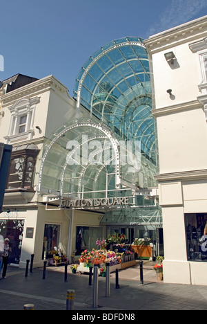 Une des entrées de Clayton Square Shopping Precinct à Liverpool. Banque D'Images