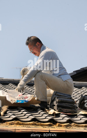 Les couvreurs reparation d'un toit traditionnel, des tuiles sur un lit d'argile, Kyoto, Japon, Asie Banque D'Images